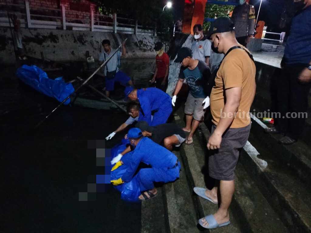 Polisi Gresik Evakuasi Jasad Mr X di Muara Sungai Desa Sukomulyo Jasad Mr X di Muara Sungai Desa Sukomulyo