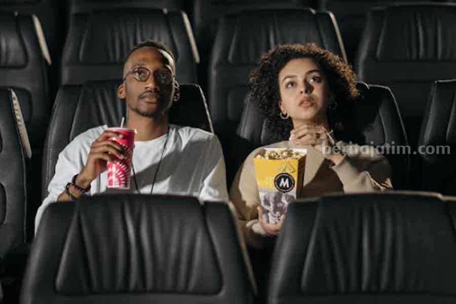 Ilustrasi menyaksikan film di bioskop (sumber: pexels)