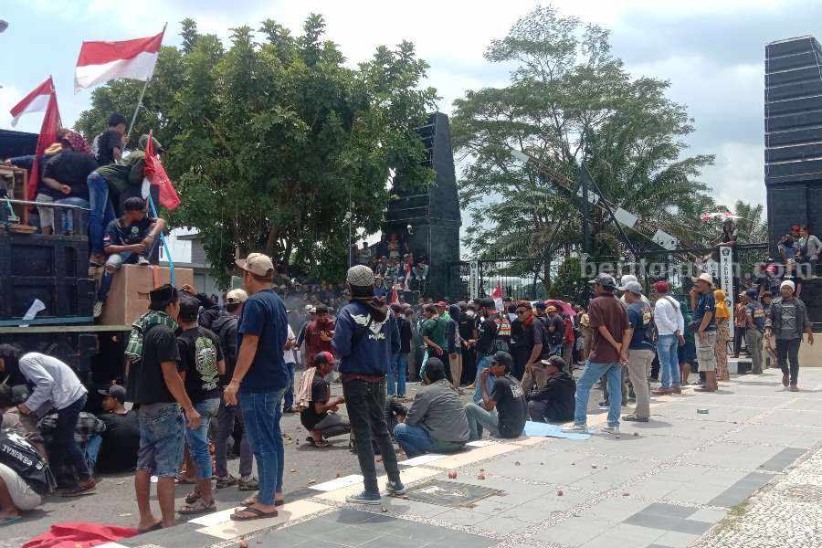 demo warga blitar selatan