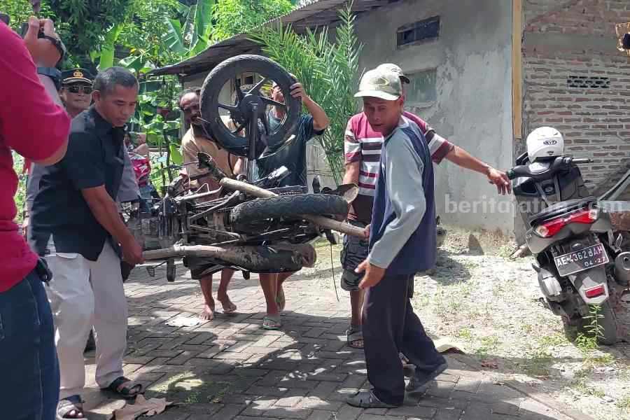 Motor ditabrak kereta di ngawi