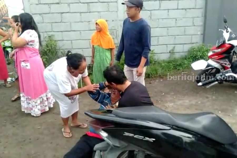 ayah karyawan pabrik menangis