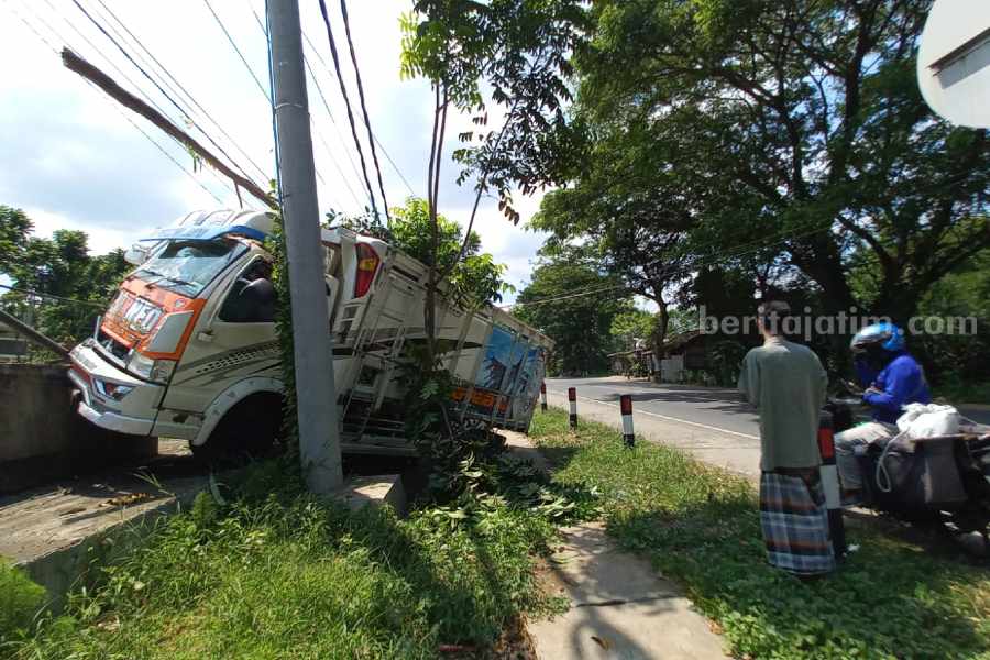 Diduga Sopir Mengantuk, Truk Tabrak Ibu dan Anak di Pasuruan kecelakaan truk