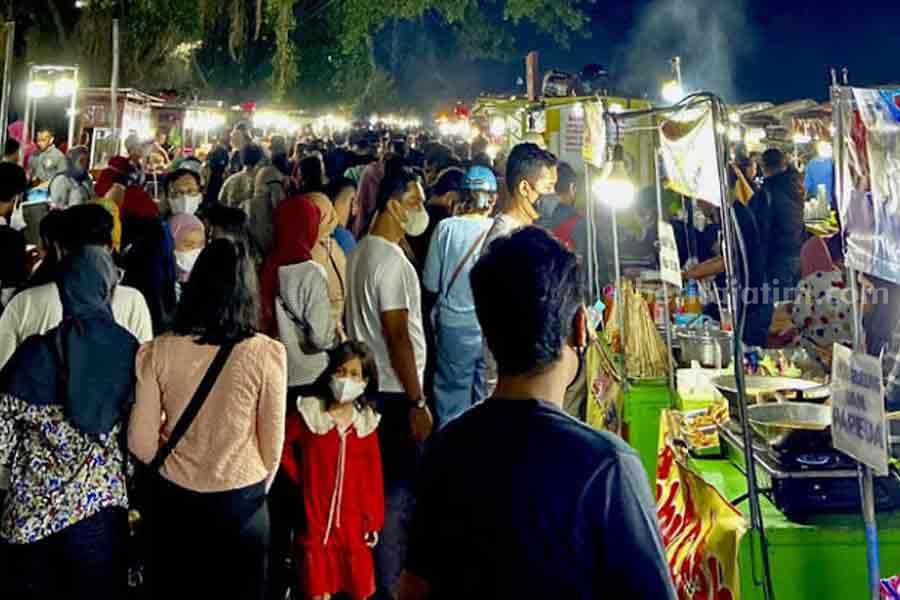 5 Jajanan Hits di Pasar Malam Kodam Surabaya, Wajib Dicoba Suasana pasar malam Kodam, Surabaya, banyak menjual jajanan hits dan kekinian