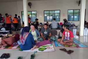 Penumpang Tertahan di Pelabuhan Kalianget Sumenep Mulai Jatuh Sakit