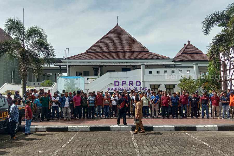 perangkat desa blitar