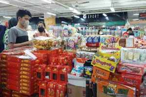 Berburu Pernak-Pernik Imlek, Manisan Buah dan Cokelat Koin Laris Manis Imlek