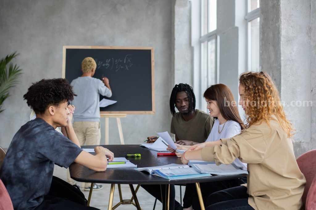 10 Jurusan Kuliah Paling Membahagiakan Bagi Mahasiswa Jurusan kuliah.