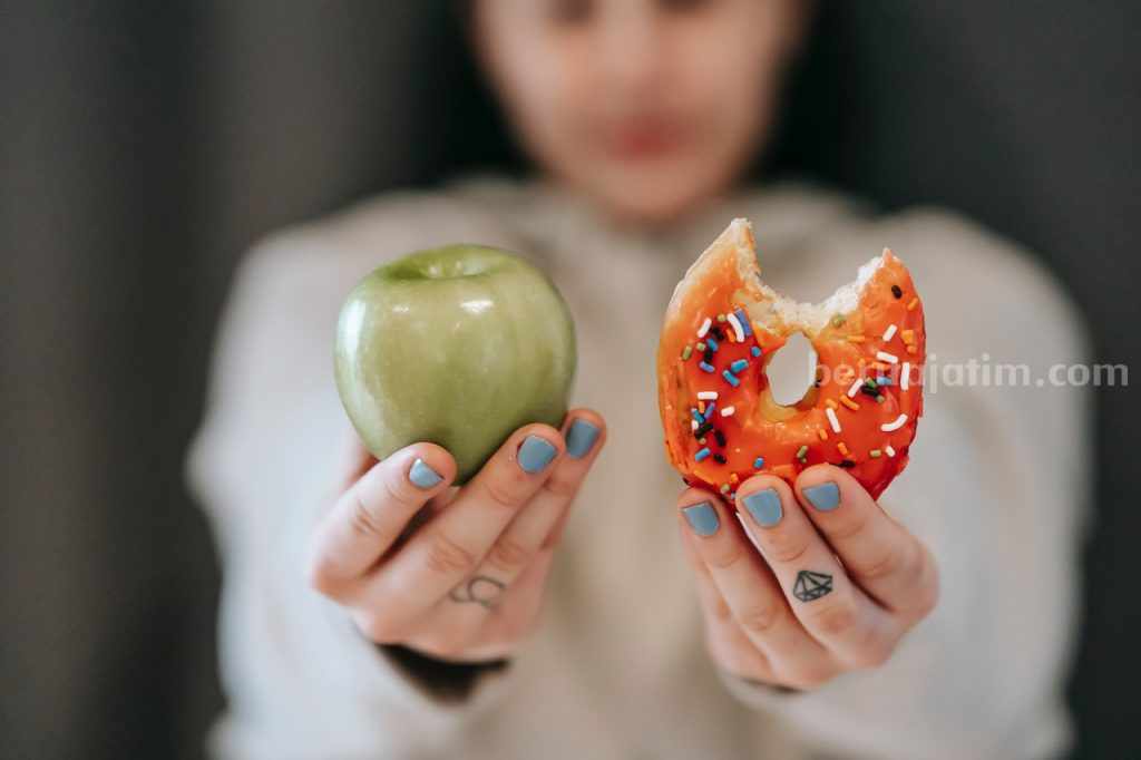 Cara Sederhana dan Efektif Menurunkan Kadar Kolesterol Tinggi donat dan apel