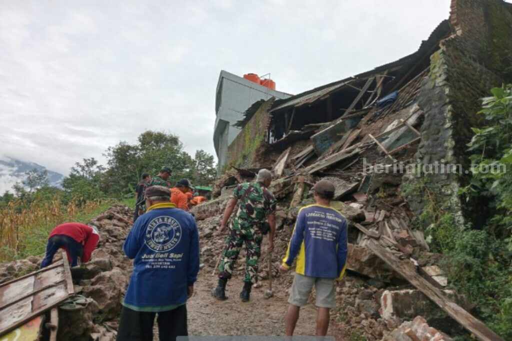 Imbas Hujan Lebat, Dinding Rumah Warga Poncol Magetan Ambrol Tembok Ambrol