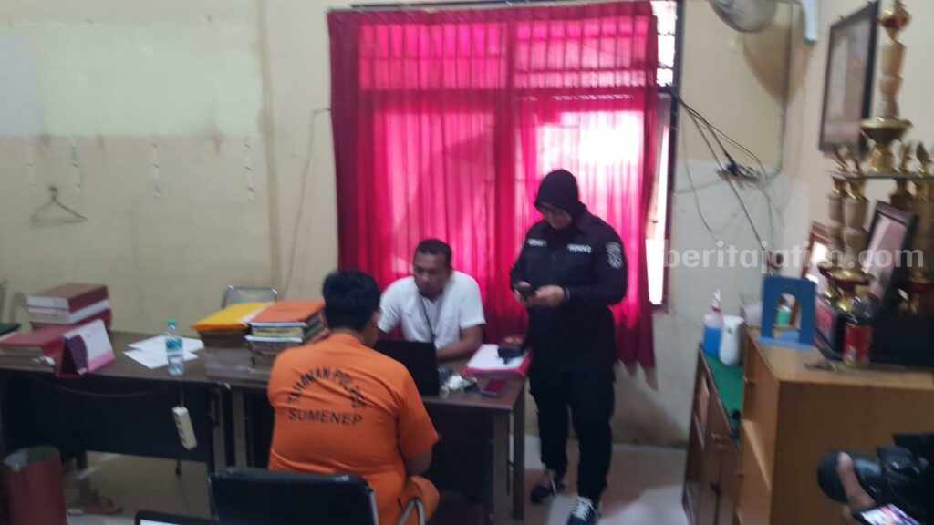 Guru Ini Akui Miliki Kelainan Seksual Sejak Kuliah