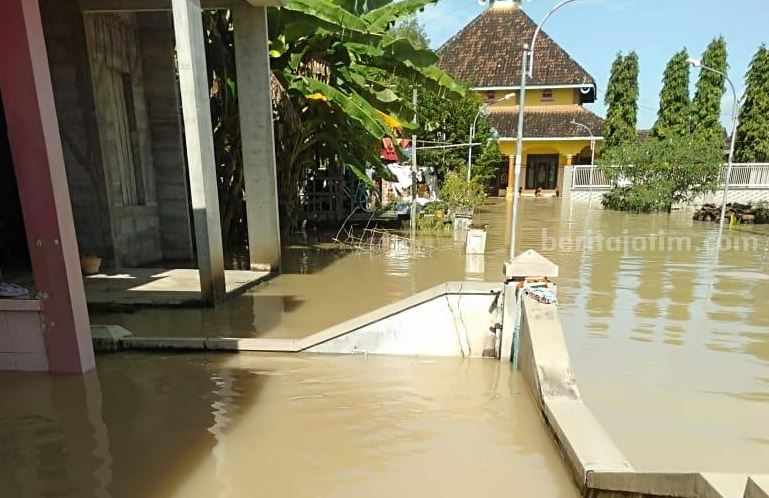 Kali Lamong Meluap Lagi, 9 Desa di Gresik Tergenang Banjir Kali Lamong meluap lagi menerjang lima desa di Kabupaten Gresik.