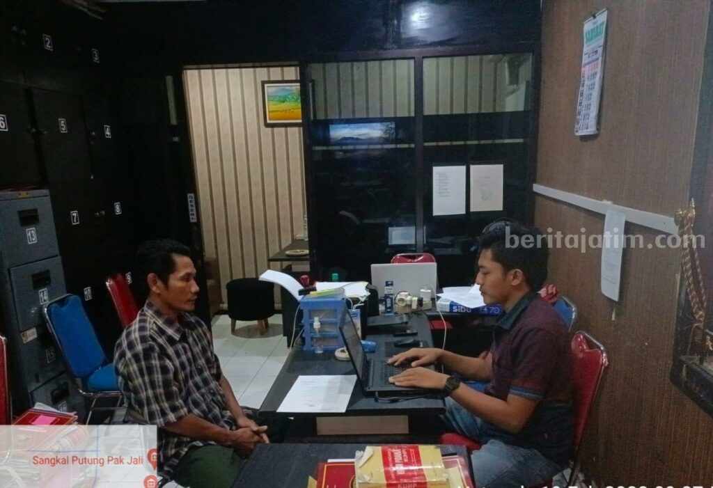 Ketua RW lingkungan Glondong Kelurahan Satreyan Kecamatan Kanigoro Kabupaten Blitar saat diperiksa sebagai tersangka perusakan makam