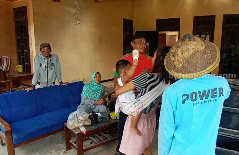 Imbas Ledakan Petasan Blitar, Bayi 4 Bulan Gegar Otak Korban luka petasan di kecamatan Ponggok kabupaten Blitar sudah diperbolehkan pulang ke rumahnya.
