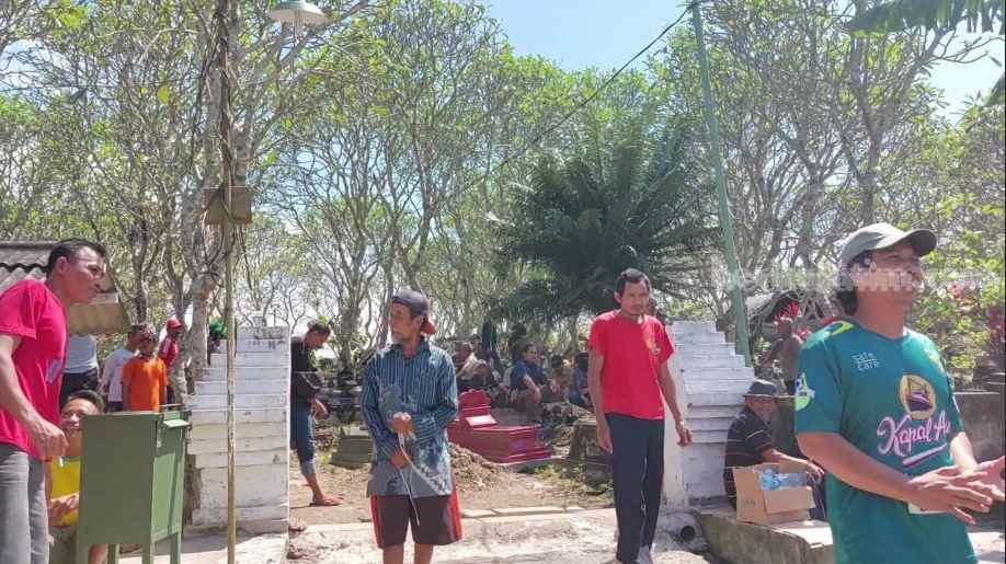 Makam Pria Sirigan Ngawi Dibongkar, Warga Padati Lokasi Warga memadati kawasan TPU Desa Sirigan karena penasaran dengan proses ekshumasi, Senin (20/2/2023)