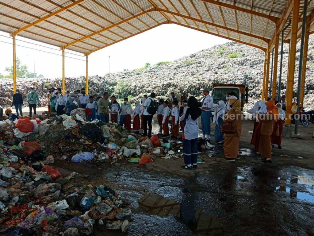 Siswa dari Sekolah Adiwiyata di Kabupaten Gresik diajari cara mengelola sampah yang benar.