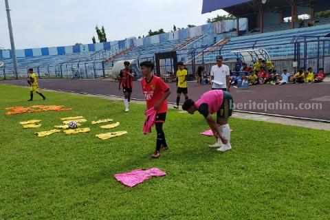 Seleksi tahap pertama tim sepakbola putra Porprov Kabupaten Lamongan, di Stadion Surajaya Lamongan (Foto: A. Thoriq Hidayatullah/beritajatim.com).