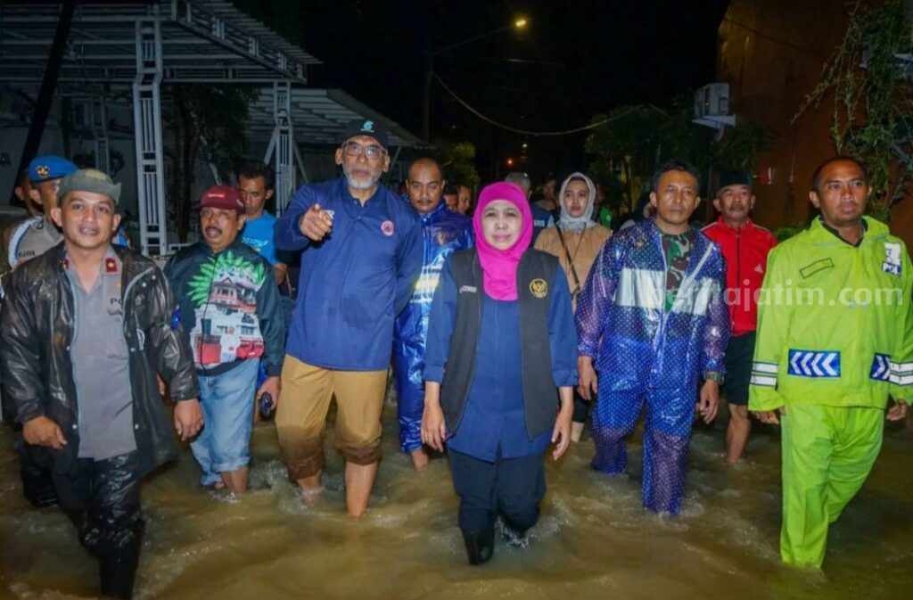 Kepala BPBD Gresik Darmawan (kiri) mendampingi Gubernur Jawa Timur Khofifah Indar Parawansa meninjau banjir di Kecamatan Driyorejo