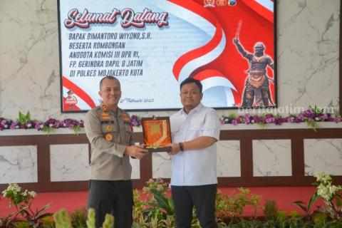 Anggota Komisi III DPR RI, Fraksi Gerindra Bimantoro Wiyono, saat berkunjung dan memberikan apresiasi kepada Polresta Mojokerto.