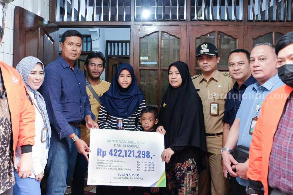 BPJS Ketenagakerjaan menyerahkan hak ahli waris berupa manfaat jaminan sosial ketenagakerjaan senilai total Rp 422 juta.