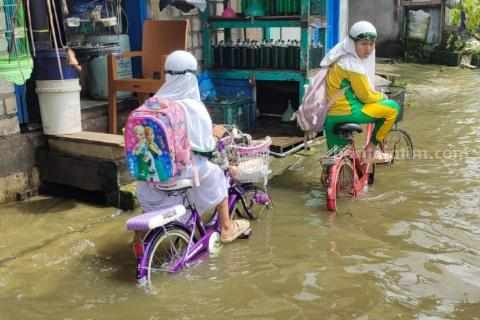 Banjir yang terjadi di Lamongan terus meluas dan mengakibatkan ribuan rumah warga terendam (Foto: A. Thoriq Hidayatullah/beritajatim.com).