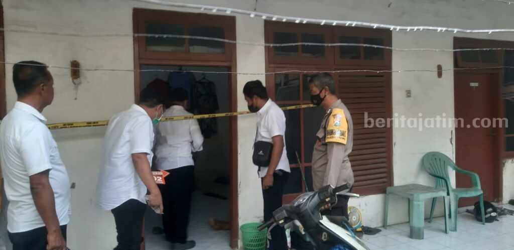 Petugas melakukan olah TKP pria sebatangkara meninggal dunia di dalam kamar kos di Desa Nogosari, Kecamatan Pandaan, Kabupaten Pasuruan.