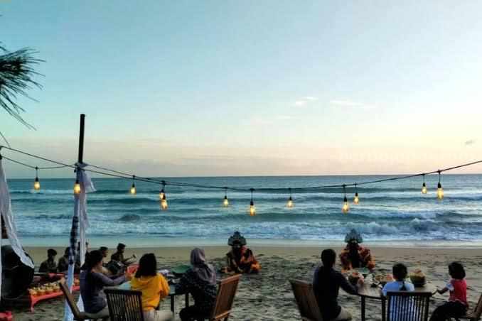 Pantai Serang di Kecamatan Panggungrejo Kabupaten Blitar Jawa Timur yang akan dijadikan opsi ibu kota Pemerintahan Blitar Selatan jika terwujud