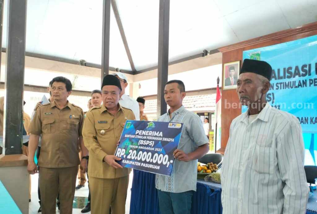 Wakil Bupati Pasuruan Mujib Imron memberikan bantuan secara simbolis di warga Kecamatan Rejoso.