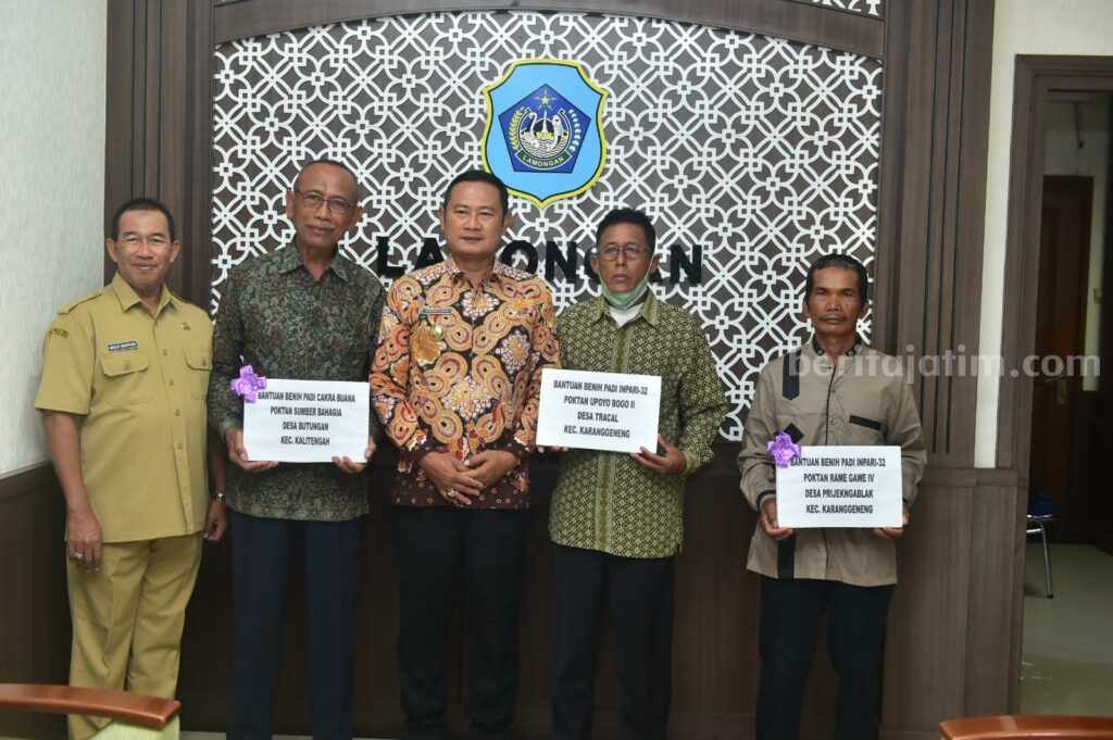 Penyerahan bantuan 1 ton benih padi kepada 5 poktan terdampak banjir di Lamongan (Foto: Ist).