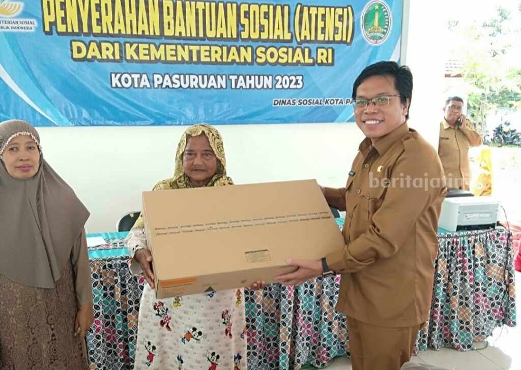 Kepala Dinsos Kota Pasuruan, Kokoh Arie Hidayat berikan bantuan kompor kepada lansia.
