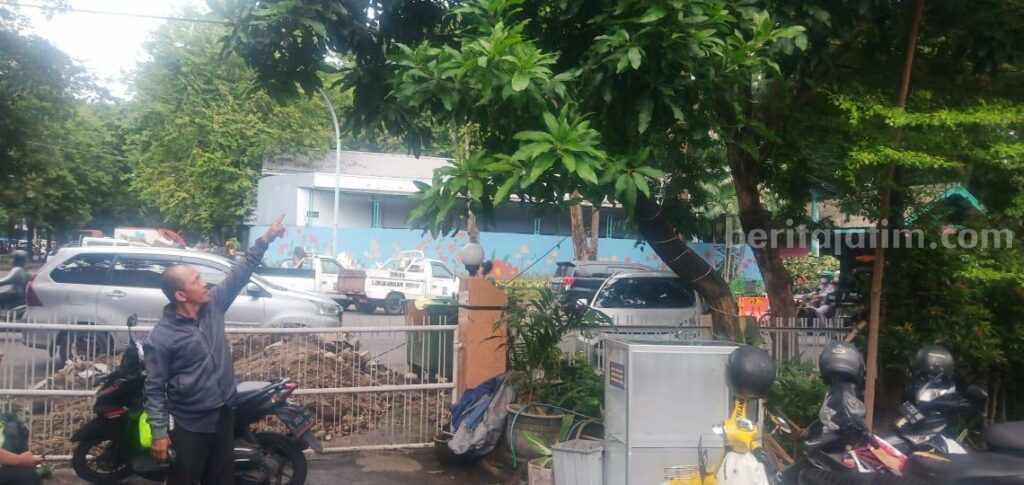 Jalan Kaki dari Trenggalek ke Surabaya lalu Gantung Diri di Pohon Depan Polsek Gubeng