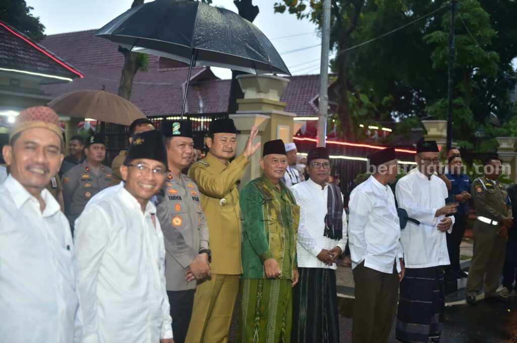 Khidmat Satu Abad NU, Pemkab Lamongan Wajibkan Pejabat dan Staf Kenakan Busana Muslim Nuansa Putih