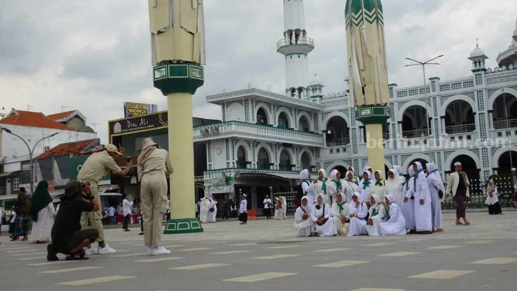 Pulang dari 1 Abad NU di Sidoarjo, Nahdliyin Mampir Lihat Payung Madinah di Pasuruan