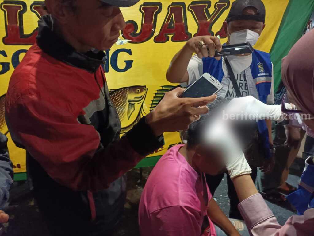 Polsek Sawahan Selidiki Kasus Pengeroyokan di Depan Islamic Center Ramadhani saat menjalani perawatan di lokasi oleh PMI Call Center Kota Surabaya (Foto/ist)