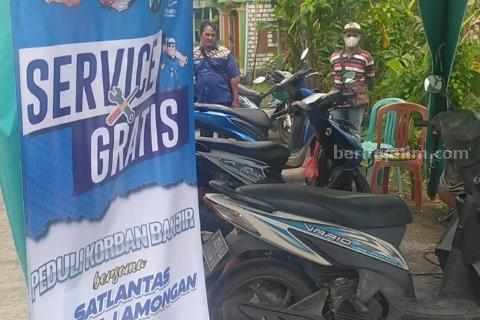 Polres Lamongan mendirikan Bbengkel hingga pengobatan gratis di Desa Terdampak Banjir (Foto: A. Thoriq Hidayatullah/beritajatim.com).