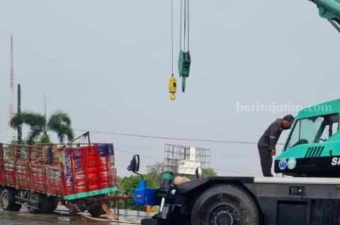 Truk gandeng yang mengalami patah as di atas perlintasan rel KA di Lamongan (Foto: Ist).