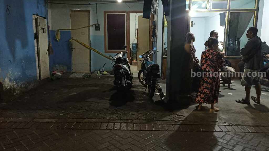 Pintu rumah Parsi yang dipasangi Police Line oleh pihak kepolisian (Foto/Anggadia)