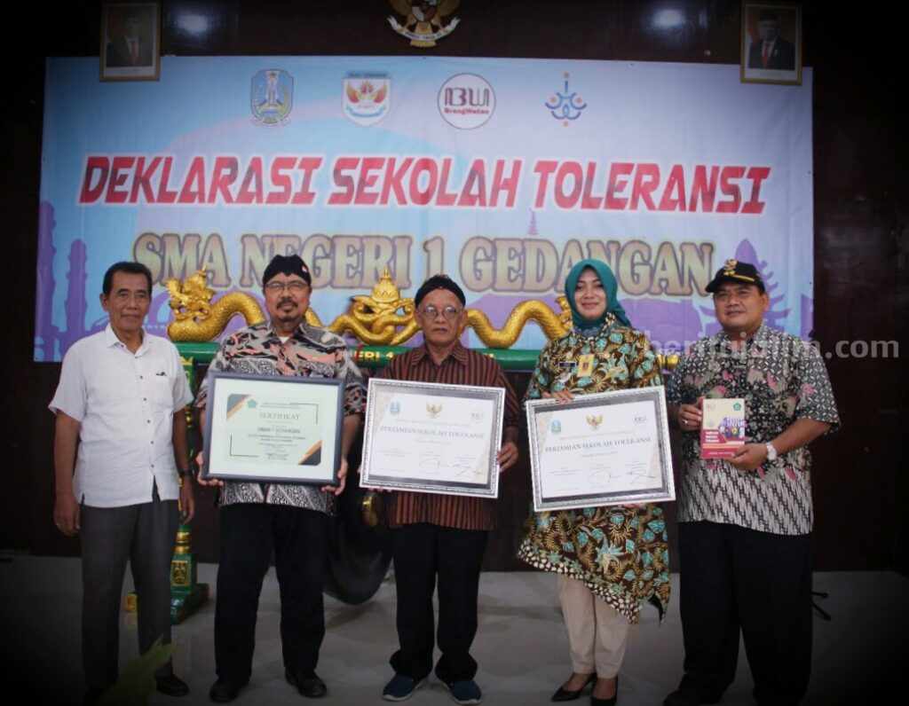 Penyerahan sertifikat dan komitmen kepada pihak SMAN 1 Gedangan