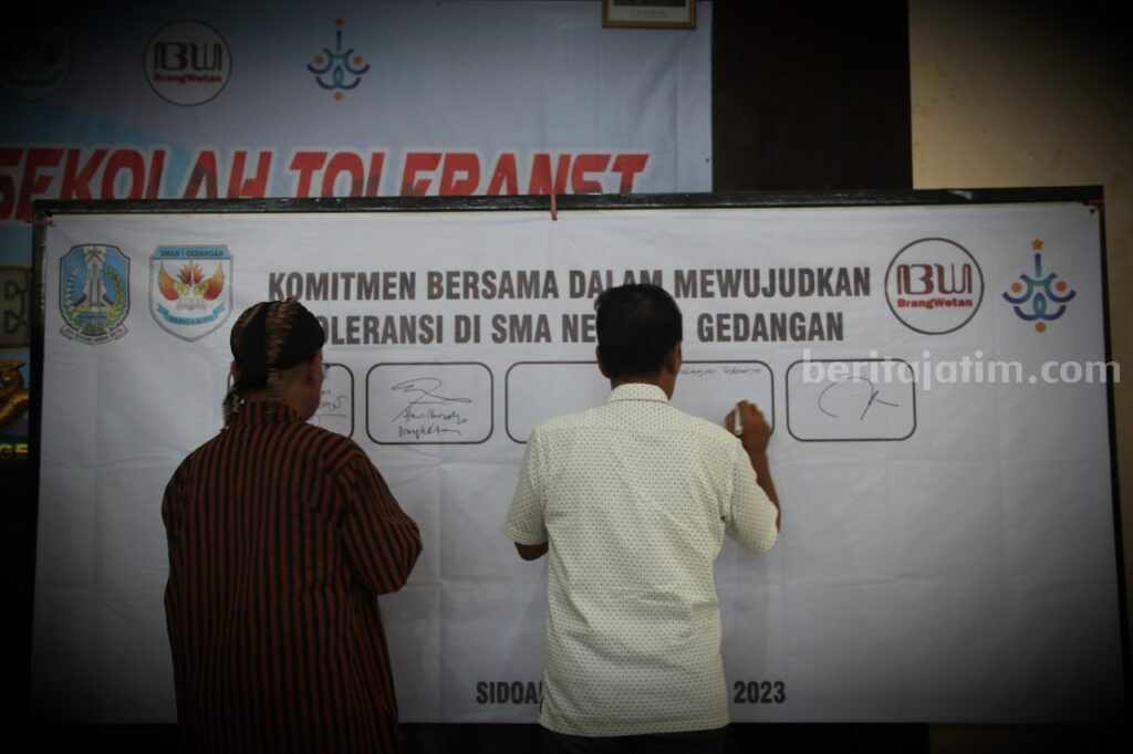 Penandatangan komitmen di acara Deklarasi Sekolah Toleransi di SMAN 1 Gedangan