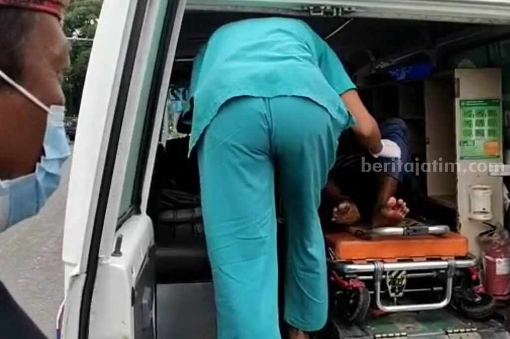 Seorang pengendara motor yang menabrak toko di Jalan Pahlawan, Lamongan (Foto: A. Thoriq Hidayatullah/beritajatim.com).
