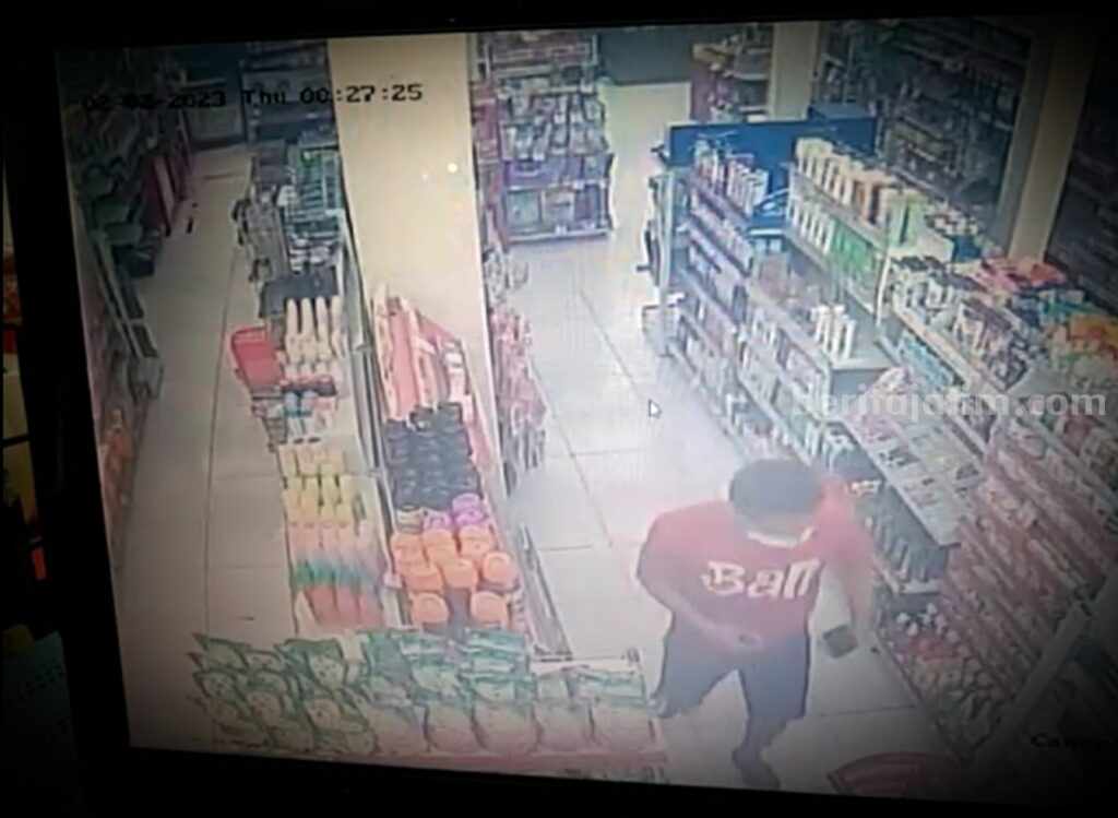 Pencuri Terekam CCTV