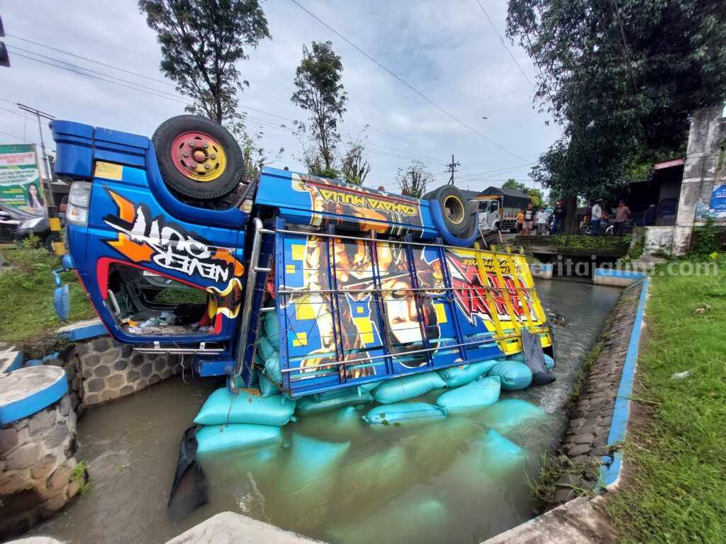 Truk Terguling