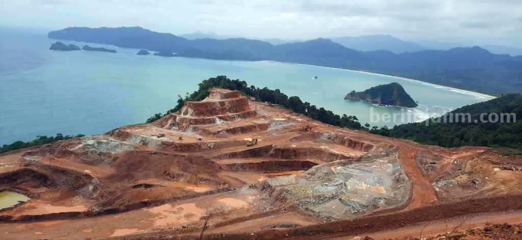 Tambang terbuka (Open Pit) di Tujuh Bukit Banyuwangi yang berseberangan dengan Pulau Merah. [foto: Kuntoro Rido A / beritajatim.com]