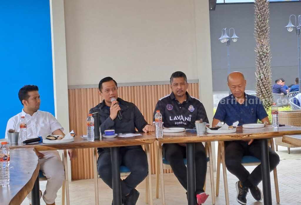 Ketua Umum Partai Demokrat, Agus Harimurti Yudhoyono (AHY) didampingi Wakil Gubernur Jawa Timur Emil Dardak, dan bendahara Demokrat Renville Antonio.