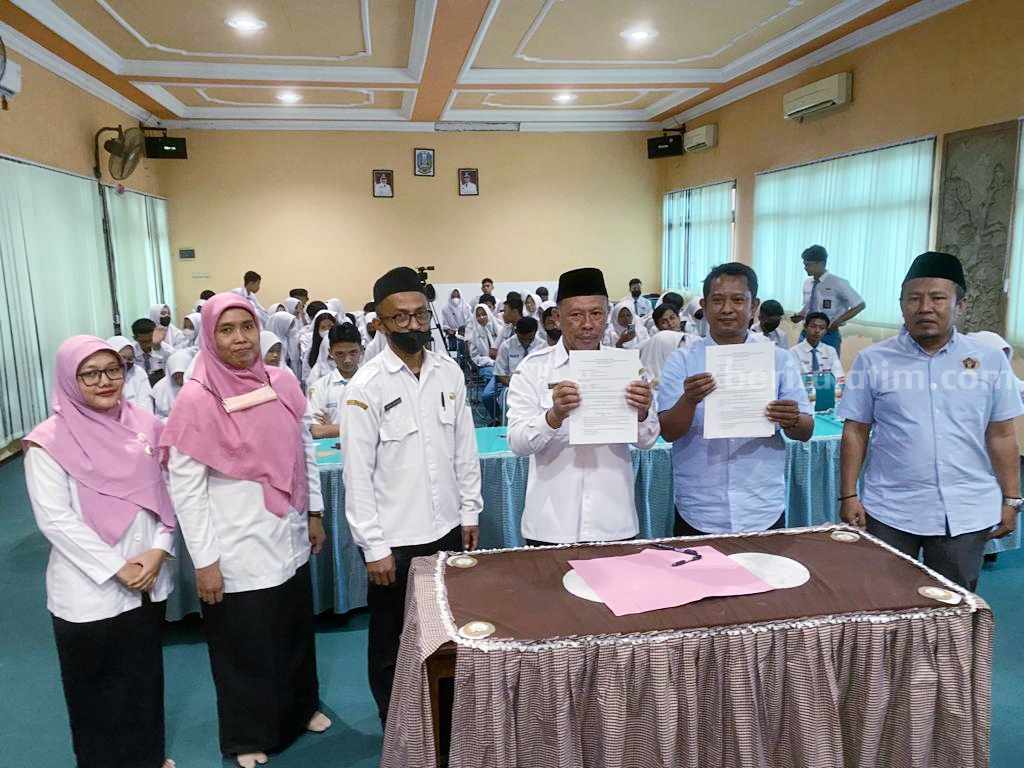 SMAN 1 Krian Apresiasi Safari Jurnalistik PWI Sidoarjo PWI Sidoarjo dan Kepala Sekolah SMAN 1 Krian tunjukkan nota kesepahaman (MoU)