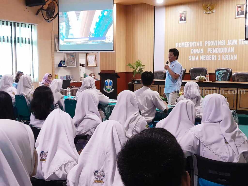 Heri Susetyo Reporter Metro TV memapaparkan materi di depan puluhan siswa SMAN 1 Krian