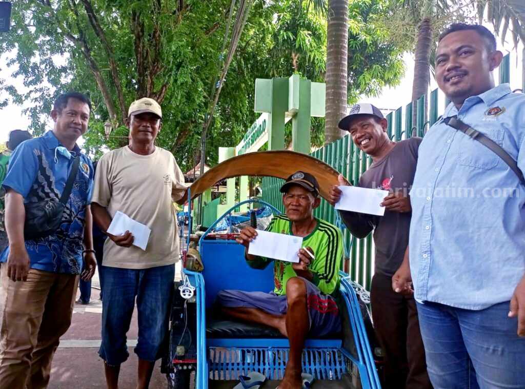 Berbagi. PWI Sidoarjo memberikan bantuan uang tunai kepada para tukang becak