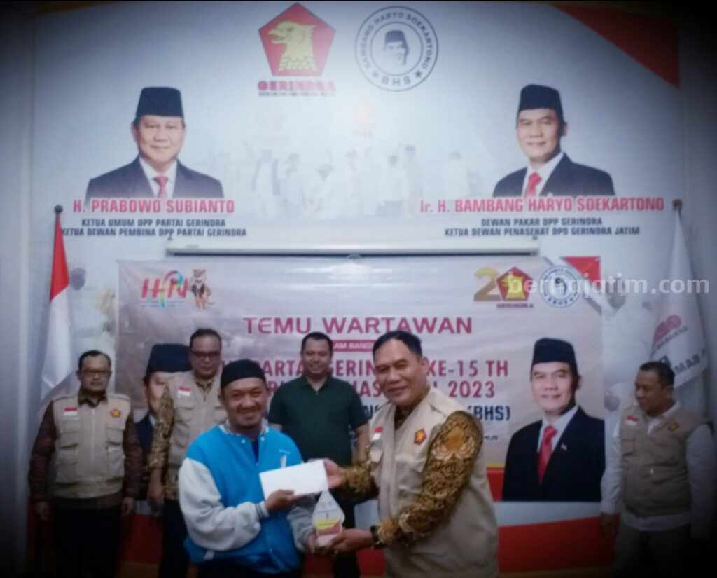 Bambang Haryo Soekartono memberikan taliasih kepada tukang loper dan penjual koran