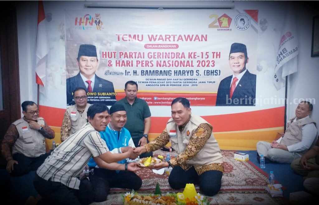 Peringati HPN 2023, BHS Santuni Loper dan Penjual Koran BHS saat turut memperingati HPN 2023 di Sidoarjo