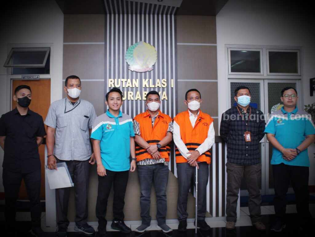 Dua Tahanan Kasus Dana Hibah APBD Jatim Dibawa ke Rutan Medaeng