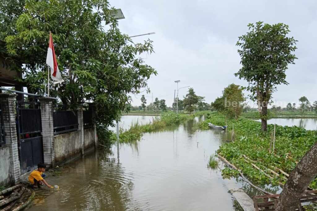 Air Bengawan Jero Lamongan Meluap, Jalan Poros Desa di 3 Kecamatan Tergenang Banjir luapan sungai Bengawan Jero yang merendam jalan poros desa di Lamongan (Foto: A. Thoriq Hidayatullah/beritajatim.com).